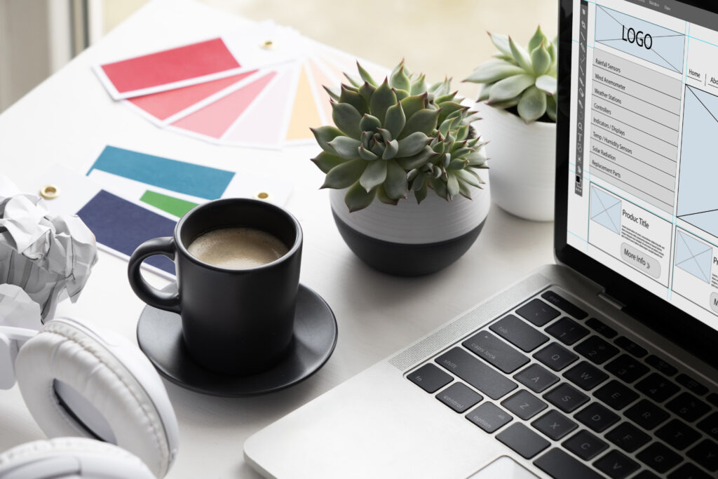 Brochure digital y tarjetas virtuales como materiales de marketing en branding moderno